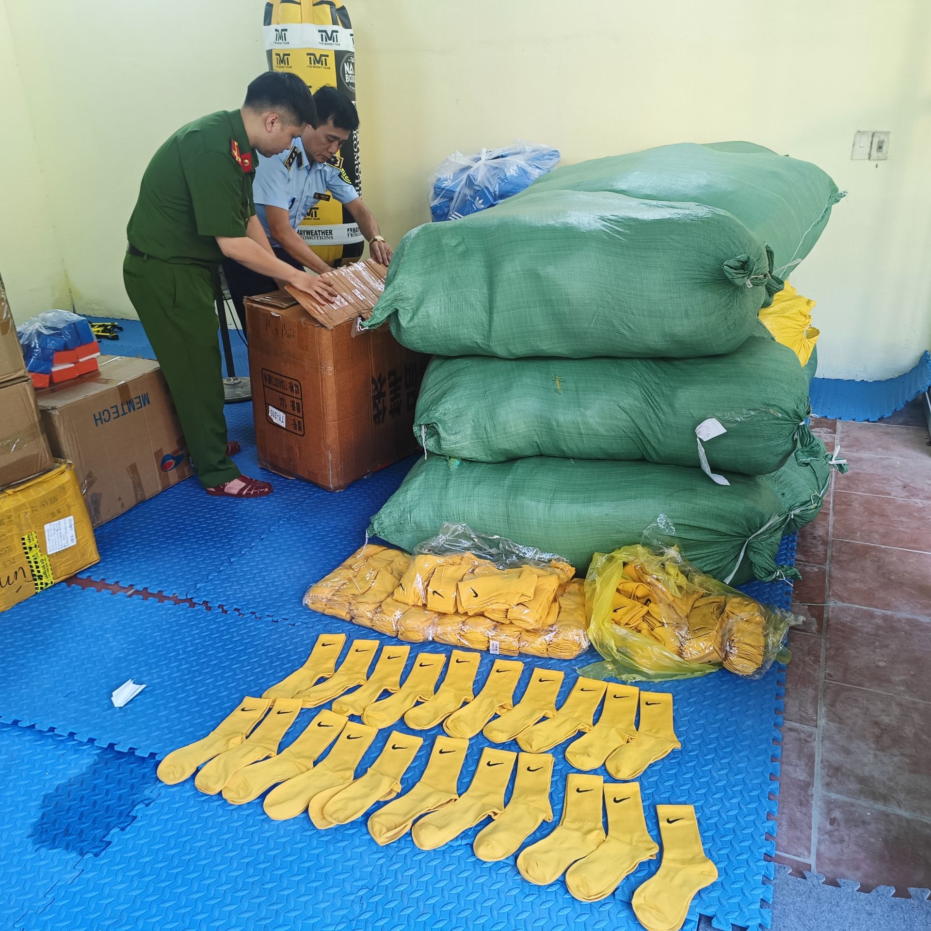 🚨 Lạng Sơn: Tạm giữ hơn 12.500 sản phẩm thời trang có dấu hiệu giả mạo nhãn hiệu